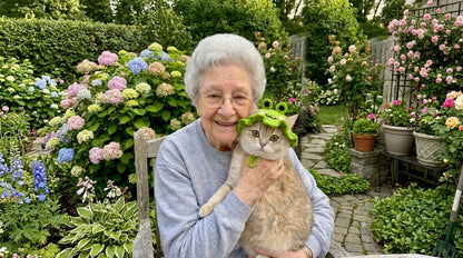 Nonna Rosa con il suo gatto e il cappellino Ranocchietto all'uncinetto, formato orizzontale
